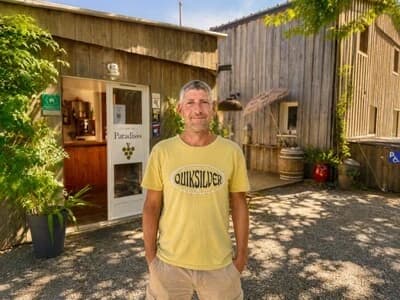 Vigneron du Domaine Paradisio devant son chai