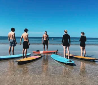 Cours de surf sur une plage d’Oléron