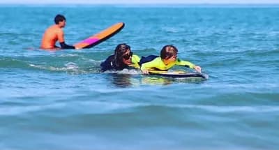 Cours de surf avec Sam – Tous niveaux